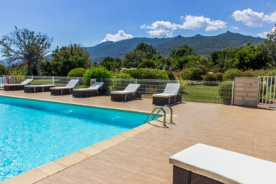 Location avec piscine en Corse.
