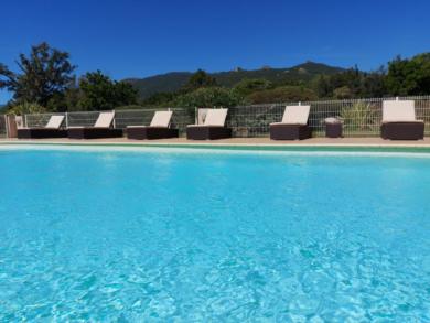 Résidence avec piscine en Corse.
